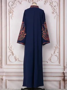 Vista trasera de un vestido largo azul marino con intrincados bordados en las mangas para gala.