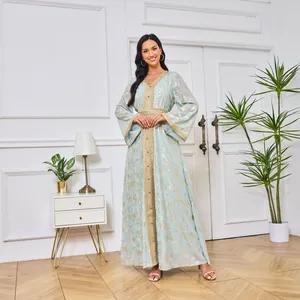 Vue complète de la robe Abaya bleu clair avec des motifs floraux en feuille d'or