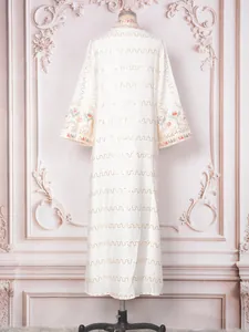 Elegantes weißes Boho-Maxikleid mit Goldpailletten und floraler Stickerei Rückansicht