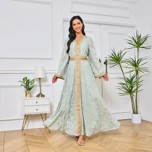 Vue détaillée d'une abaya vert menthe pour femme avec motif floral doré bronzant