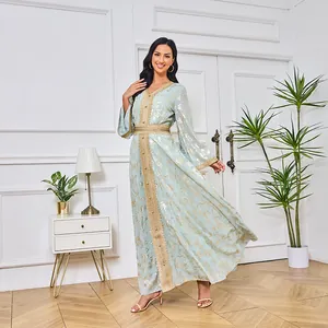 Robe Abaya élégante à manches longues bleu clair avec motifs floraux dorés fins