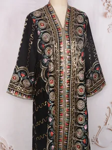 Detailansicht des schwarzen V-Ausschnitt-Maxikleids mit Pailletten und Blumenstickerei