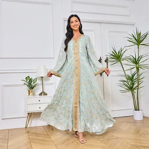 Vue complète d'une robe Abaya bleu clair pour femme avec motifs floraux dorés de luxe