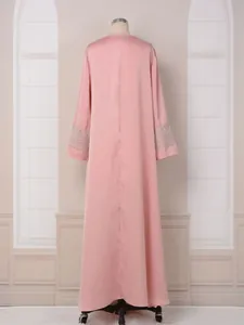 Vue arrière d'une robe caftan rose brodée à manches longues avec détails élégants