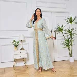 Robe abaya élégante bleu clair avec motifs floraux dorés et bordure en dentelle pour femme