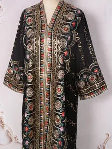 Elegantes schwarzes Maxikleid mit V-Ausschnitt, goldenen Pailletten und feiner Stickerei