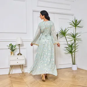 Vue arrière d'une robe longue Abaya vert menthe avec motif floral doré et manches cloche.