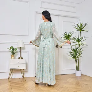 Vue arrière de l'élégante robe Abaya bleu menthe avec imprimé floral doré et lien à la taille