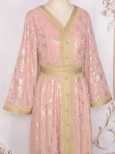 Gros plan d'une robe Abaya rose avec motif floral doré et dentelle