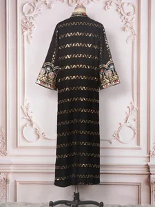 Rückansicht eines eleganten schwarzen Maxikleids mit goldenen Pailletten und Stickerei