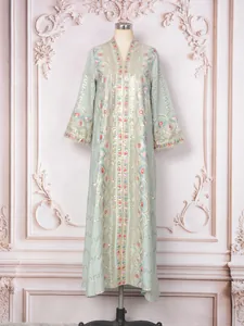 Elegantes langes Kleid in Salbeigrün mit V-Ausschnitt, Goldpailletten und Stickerei