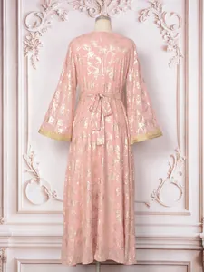 Vue arrière détaillée de l'abaya rose avec fleurs dorées et manches cloches