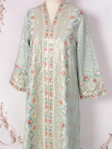 Elegantes mintgrünes Maxikleid mit V-Ausschnitt, Blumenstickerei und goldener Pailletten