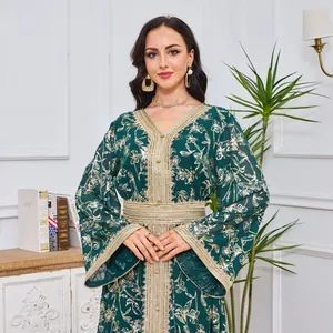 Élégant caftan marocain vert émeraude avec motifs floraux dorés et détails en dentelle
