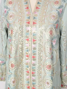 Detailansicht eines eleganten V-Ausschnitt-Kleides mit Blumenstickerei und Pailletten