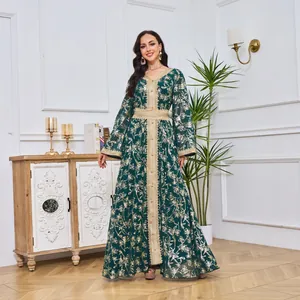 Robe caftan vert émeraude élégante avec bronzage floral doré et détails en dentelle