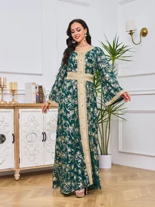 Abaya verte élégante en pleine longueur avec motifs floraux dorés et finitions d'or.