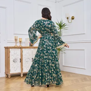 Élégante robe longue Abaya vert émeraude avec imprimé floral doré vue de l'arrière