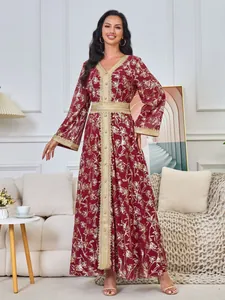 Robe Abaya bordeaux élégante avec motifs floraux dorés et détails de garniture