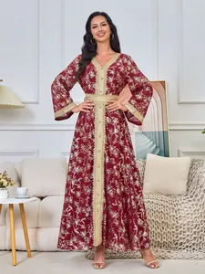 Abaya bordeaux élégante avec imprimé floral doré et finitions en dentelle raffinée