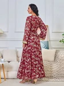 Élégante robe longue Abaya bordeaux avec imprimé floral doré, vue de dos détaillée