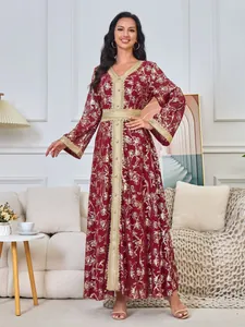 Robe Abaya marron élégante avec motifs floraux dorés et détails de broderie chic.