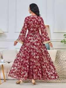 Vue arrière élégante d'une robe Abaya bordeaux à manches longues et imprimé doré