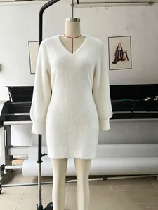 Vestido de punto blanco peludo con cuello en V y manga larga en maniquí.