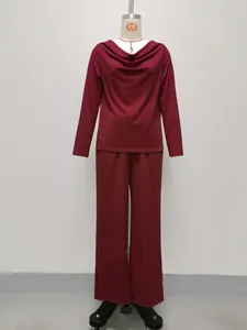 Vue complète de l'ensemble bordeaux col bénitier et pantalon large sur mannequin