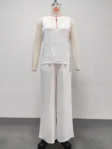 Vue frontale d'un ensemble blanc composé d'un débardeur sans manches et d'un pantalon large.
