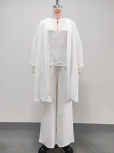 Vue complète détaillée d'un ensemble d'été blanc trois pièces sur un mannequin de couture