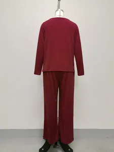 Vue arrière détaillée de l'ensemble haut à manches longues et pantalon bordeaux minimaliste