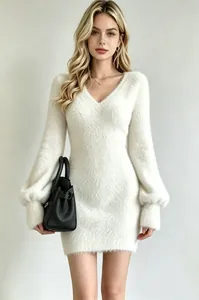 Detalle de cerca del vestido corto blanco de punto peludo con cuello en V y manga larga suave
