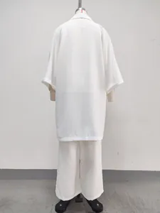 Vue arrière d'un ensemble de loisirs trois pièces en lin blanc pour femme