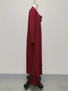 Vue latérale d'un ensemble élégant de 3 pièces pour femmes avec cardigan et col bénitier