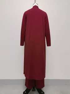 Vue arrière d'un ensemble minimaliste bordeaux avec cardigan long et pantalon assorti