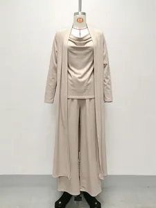 Ensemble minimaliste 3 pièces avec haut à col bénitier, cardigan long et pantalon.