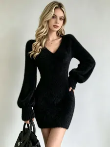 Primer plano de vestido de punto peludo negro con cuello en V y elegantes mangas puff