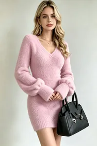 Elegante vestido de punto rosa suave con cuello en V y un corte entallado chic