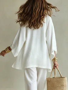 Vue arrière d'un ensemble décontracté trois pièces blanc avec cardigan et pantalon