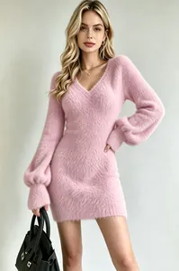Vista detallada de la textura de punto rosa suave del vestido corto con cuello en V