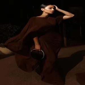 Elegante abito da sera drappeggiato marrone scuro con dettagli a pieghe e mantella chic