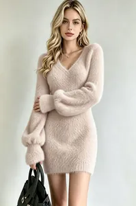 Primer plano de un elegante vestido de punto suave con escote en V y mangas largas slim