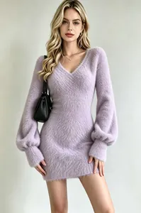 Detalle de moda de un vestido corto de peluche lavanda con cuello en V y mangas globo