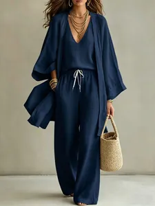 Vue de face d'un ensemble 3 pièces en lin bleu marine avec cardigan et pantalon large