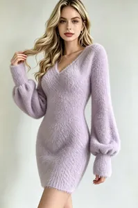 Detalle de un vestido mini de punto suave en color lavanda con cuello en V y manga abullonata.