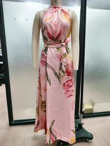 Detailaufnahme eines eleganten Maxikleids mit Blumenmuster am Studio-Mannequin