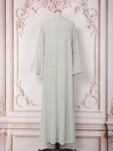 Vue arrière d'un élégant Abaya vert menthe avec broderie de paillettes et bordure dorée