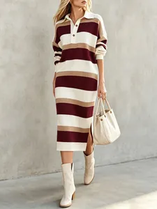 Vista completa de un vestido polo de punto a rayas para mujer con abertura lateral