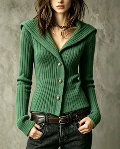 Vue détaillée d'un cardigan ajusté en maille côtelée verte pour femme avec boutons